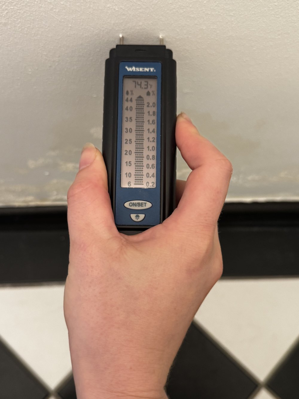 Resistance moisture meter against a wall